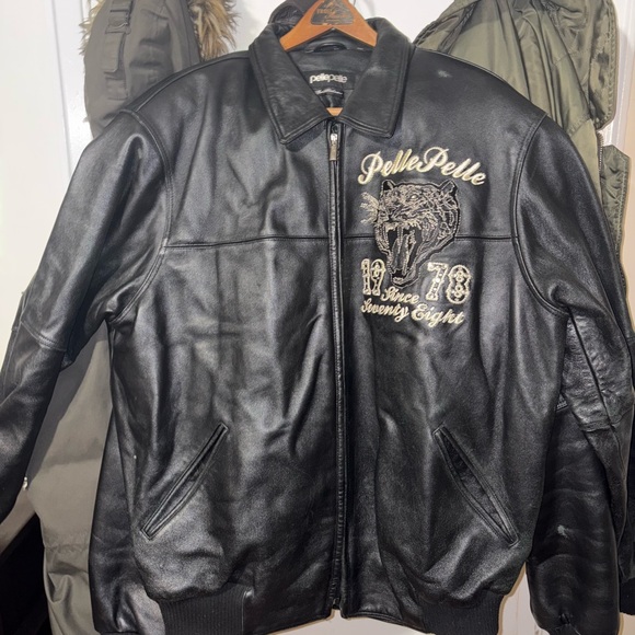 Black leather Pelle Pelle